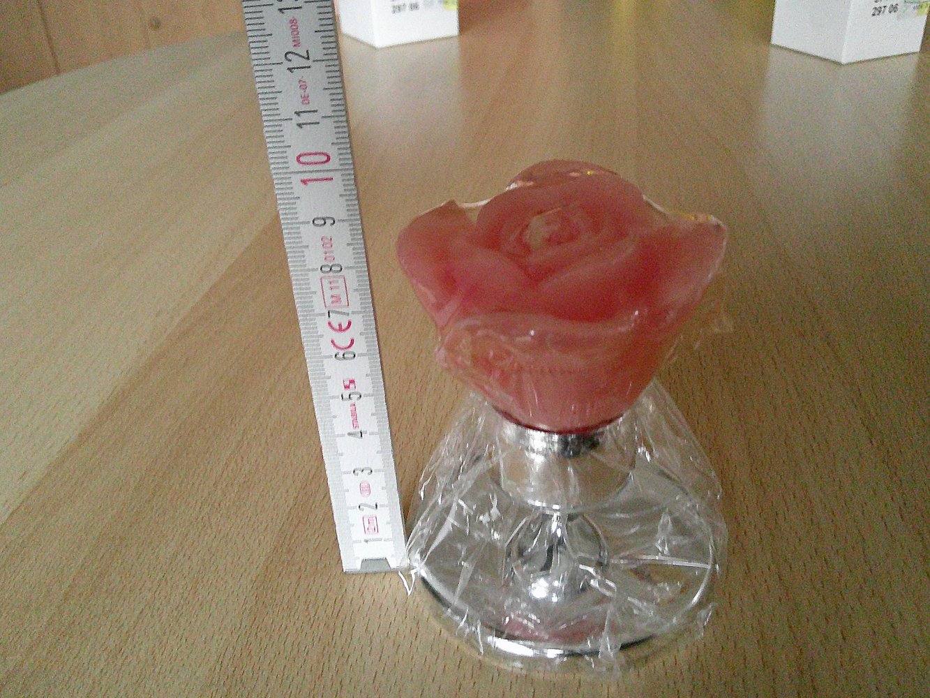 zwei Kerzenständer mit Rosenkerzen, neu noch verpackt in Folie