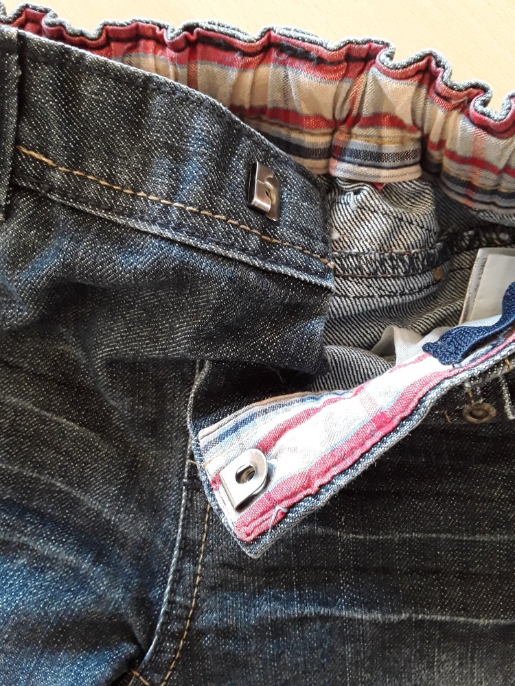 Jeanshose in Gr. 92 mit verstellbarem Bund