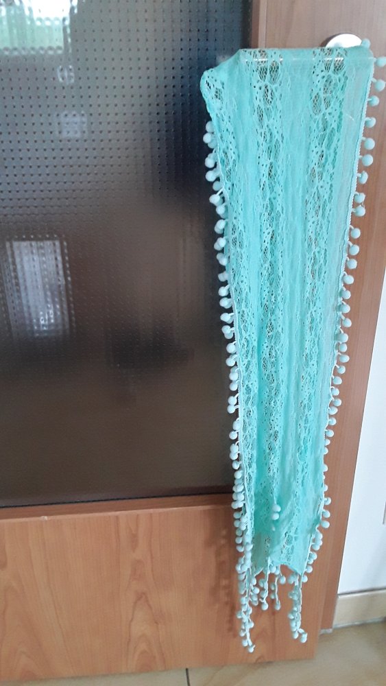 kaum getragenes, mintgrünes Tuch