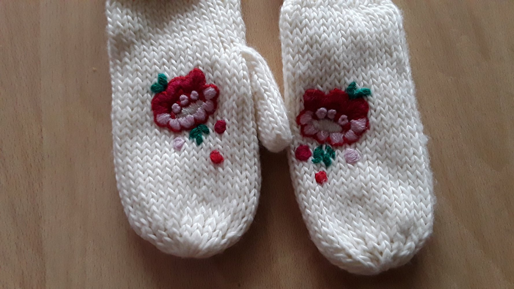 cremefarbene Handschuhe in Gr. 110/116 von H&M