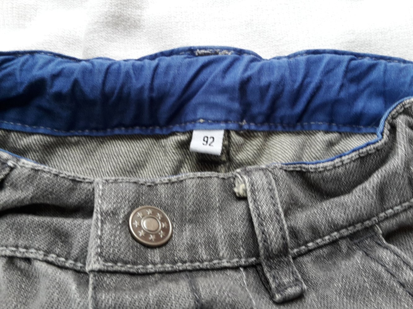 graue Jeanshose in Gr. 92 mit verstellbarem Bund