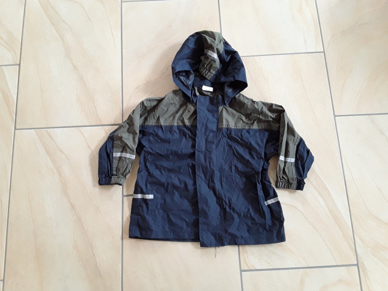 dunkelblaue, khakifarbene dünne Regenjacke in Gr. 86/92 