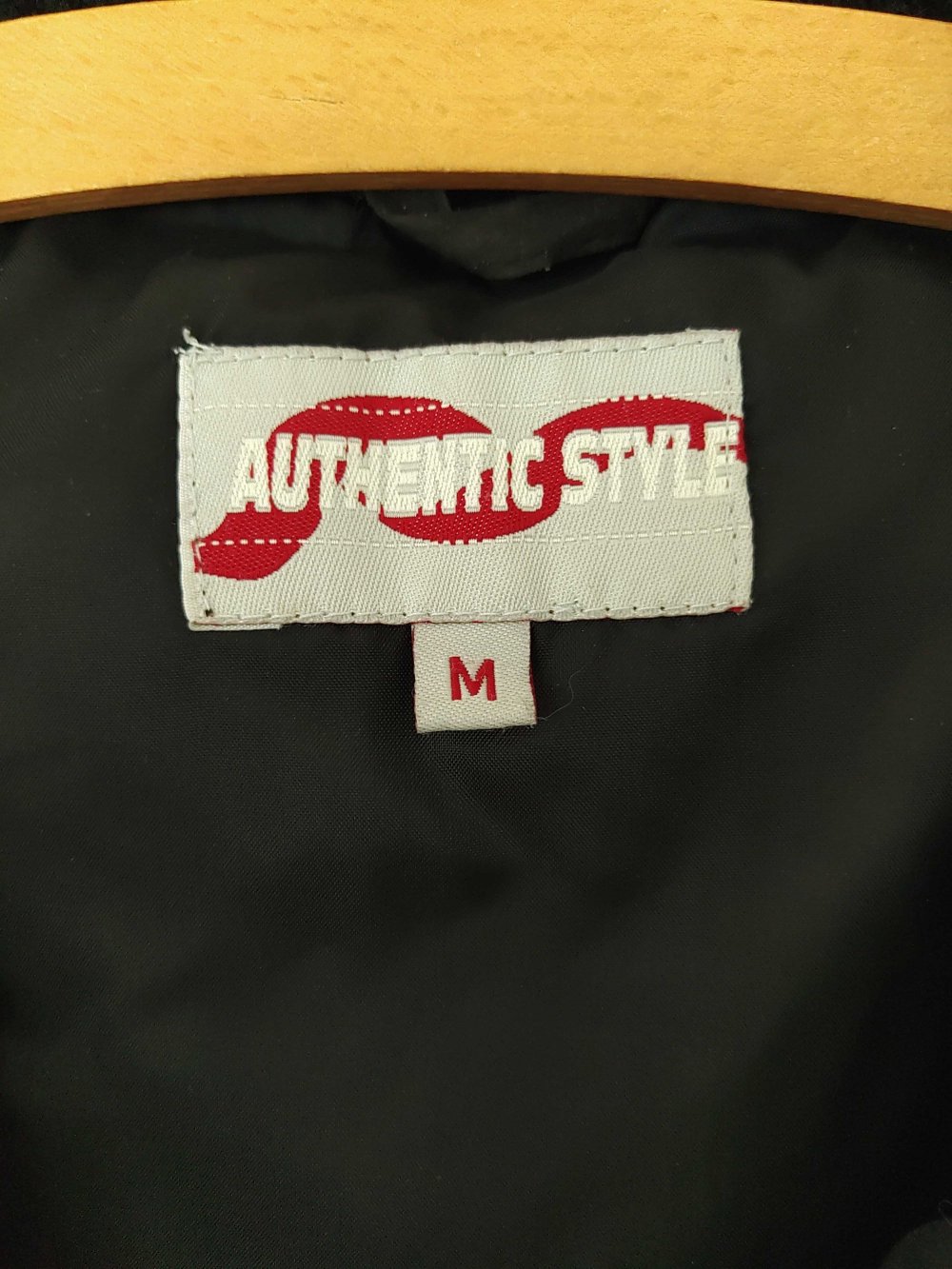 Weste - hoher Kragen - verschließbare Taschen - M