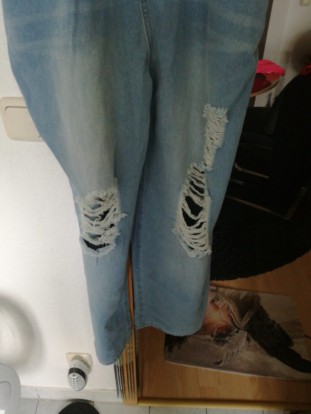 *** Neue ~ Latz ~ Jeans ~ Risse ***