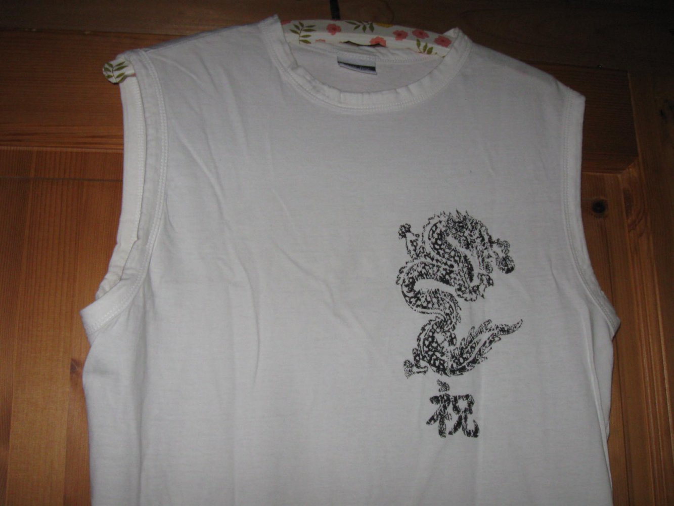 *** Shirt mit Brust Druck ***
