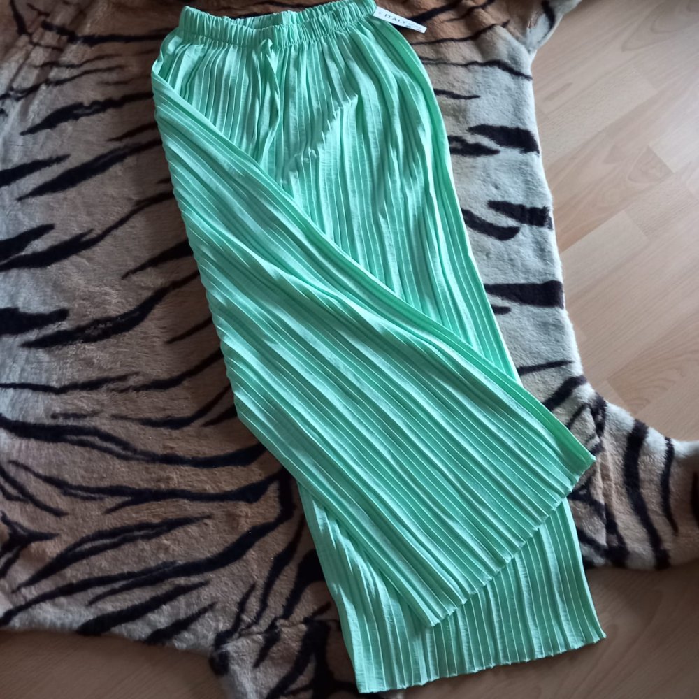 *** Neu ~ Plissee ~ Hose ***