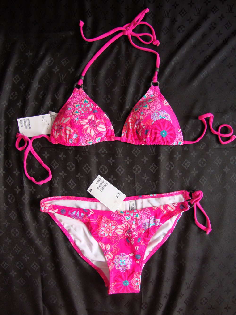 Triangel Bikini mit Blumenmuster. 