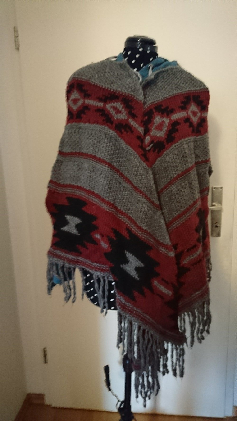 Poncho in rot - grau