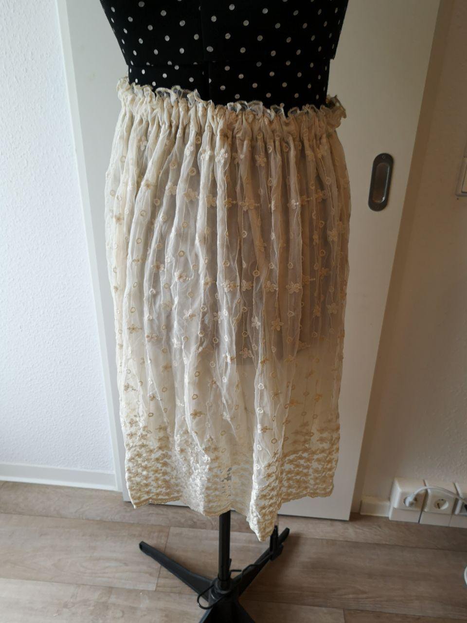 Weißer mehrlagiger Rock