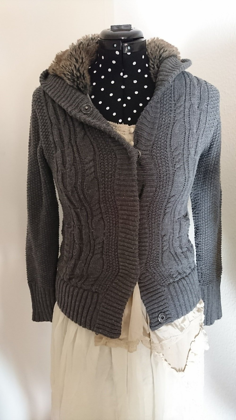 Graue Strickjacke mit Kapuze