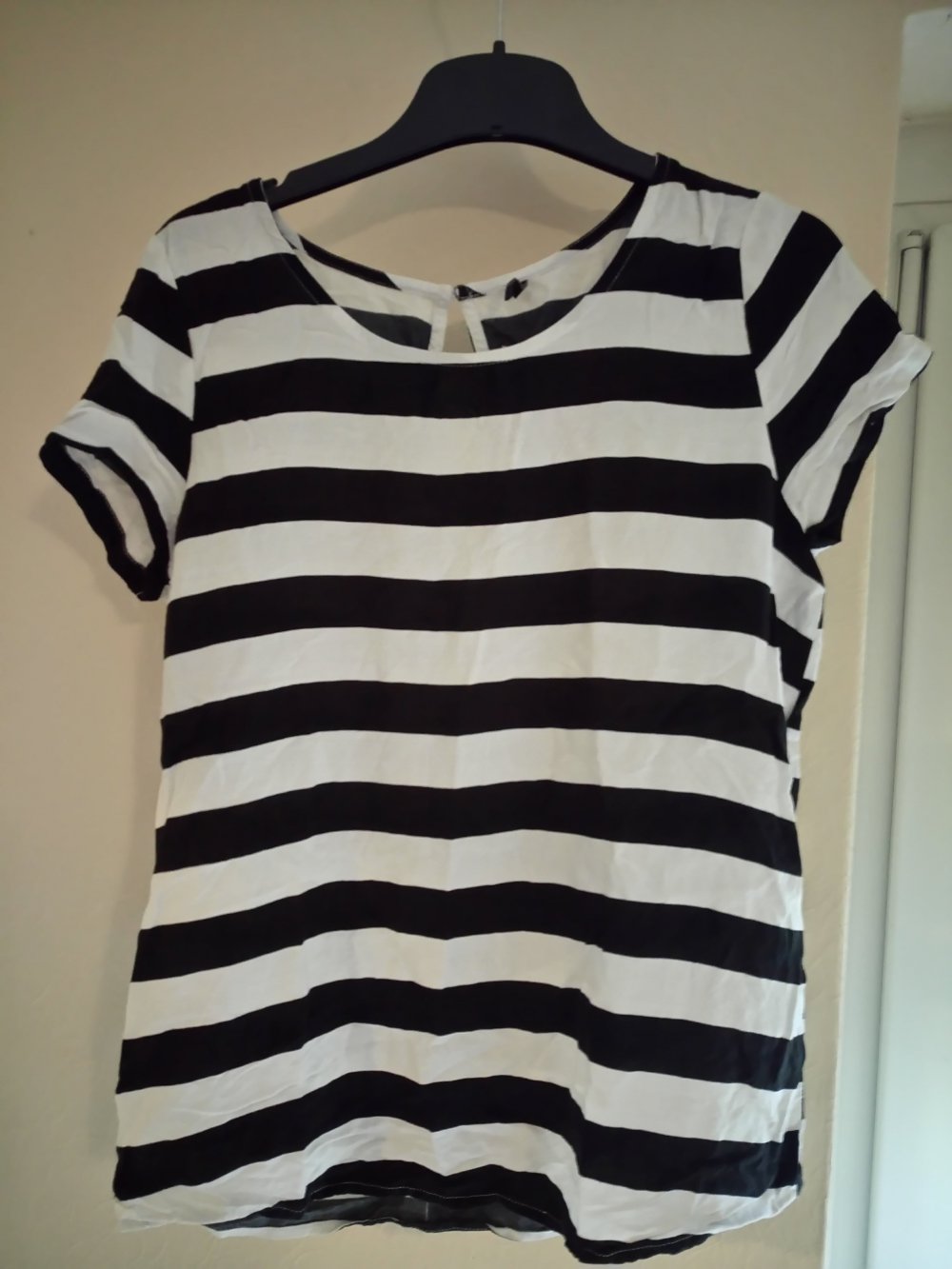 Weiß-schwarzes T-Shirt