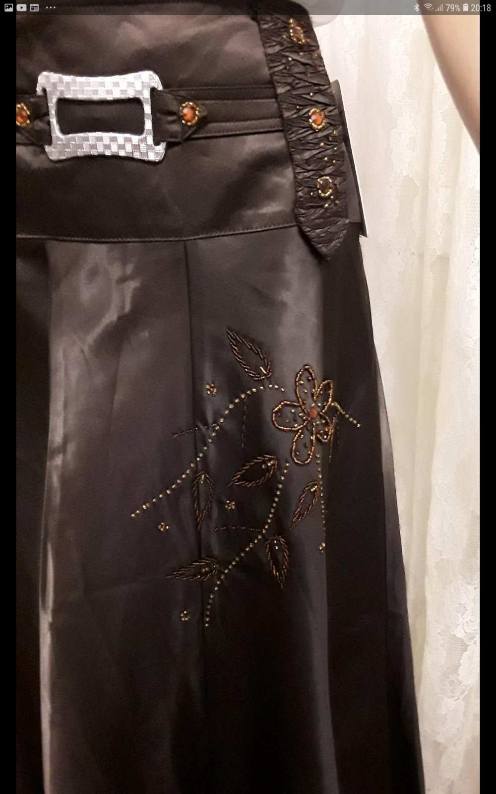 Schokobrauner Maxi-Rock bestickt mit Perlen und Zierelementen
