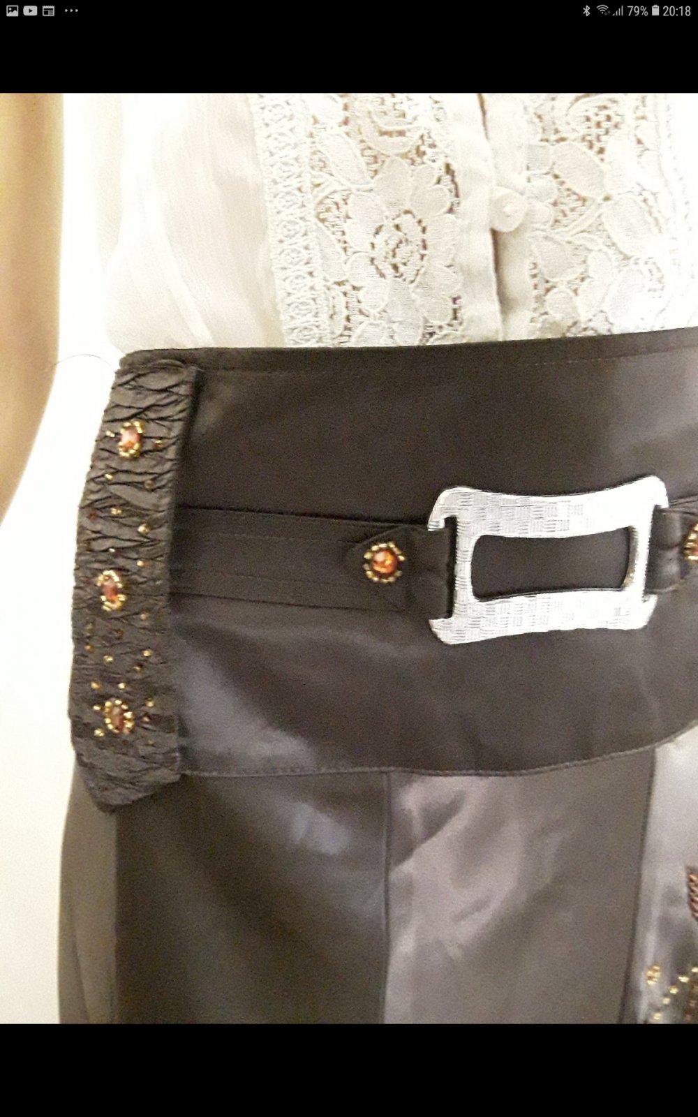 Schokobrauner Maxi-Rock bestickt mit Perlen und Zierelementen