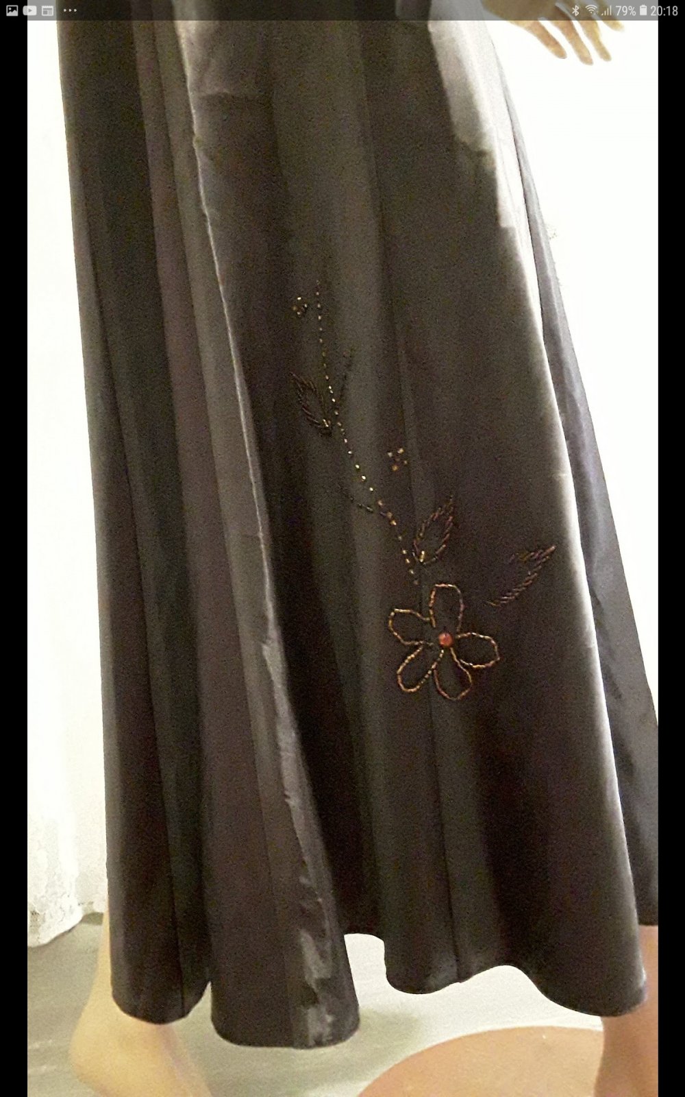 Schokobrauner Maxi-Rock bestickt mit Perlen und Zierelementen