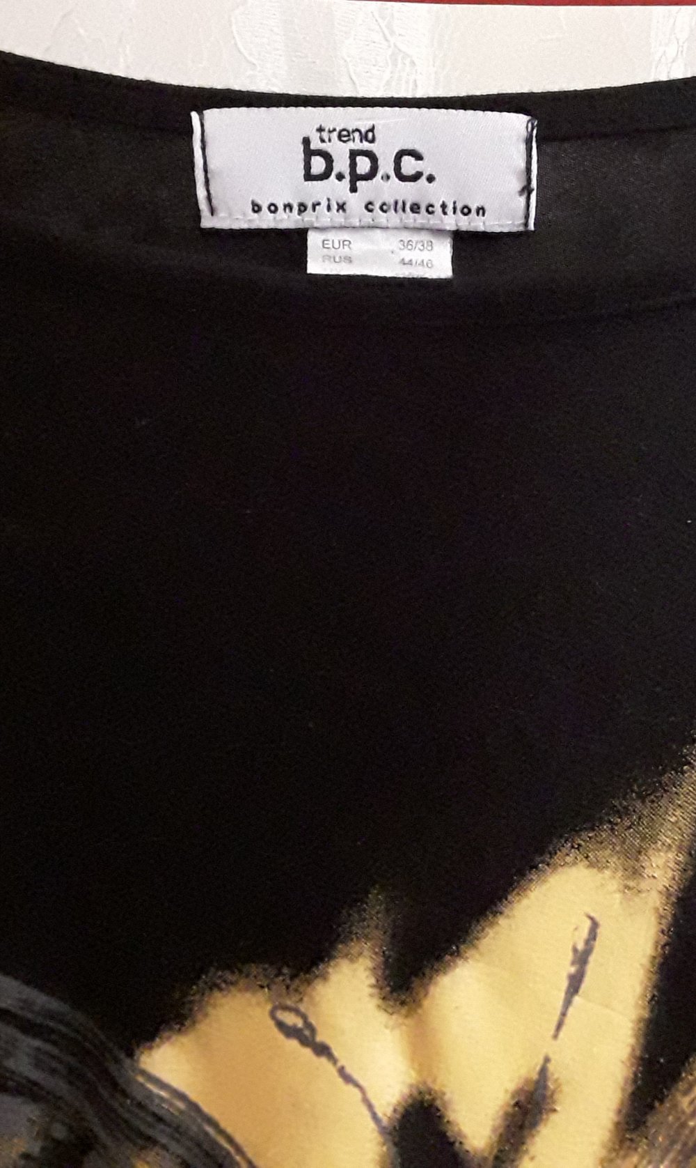 Asymmetrisches Shirt mit Schmetterling 36/38