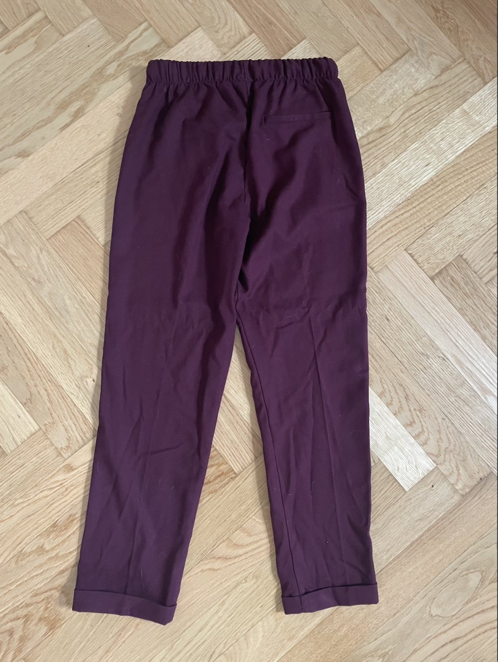 Karottenhose mit elastischem Bund in Weinrot von Bershka, Gr. M