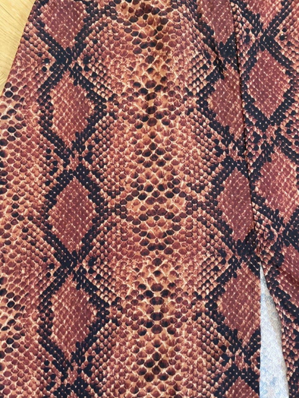 Midirock mit Schlangenmuster von PrettyLittleThing, Gr. 38