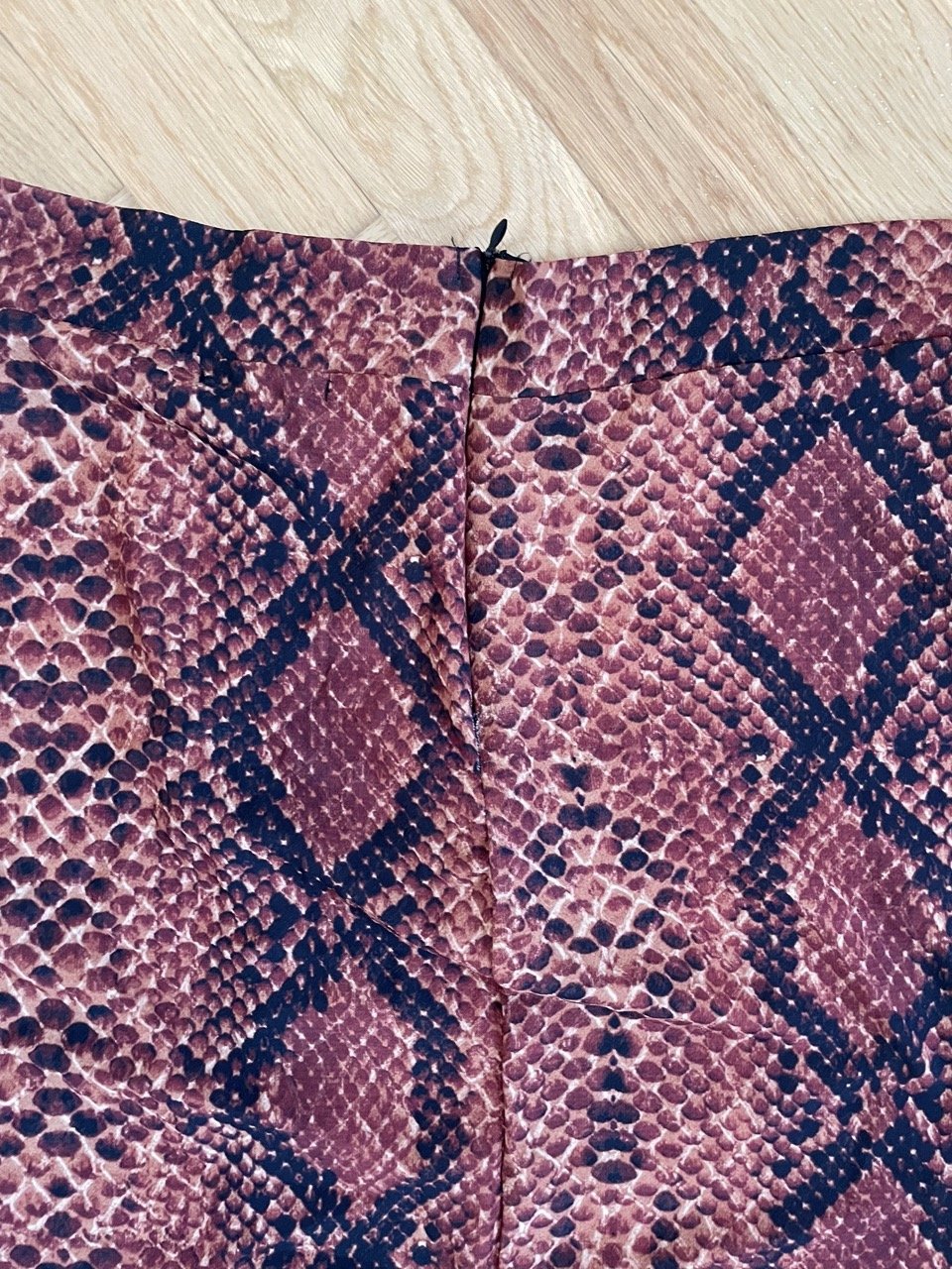 Midirock mit Schlangenmuster von PrettyLittleThing, Gr. 38