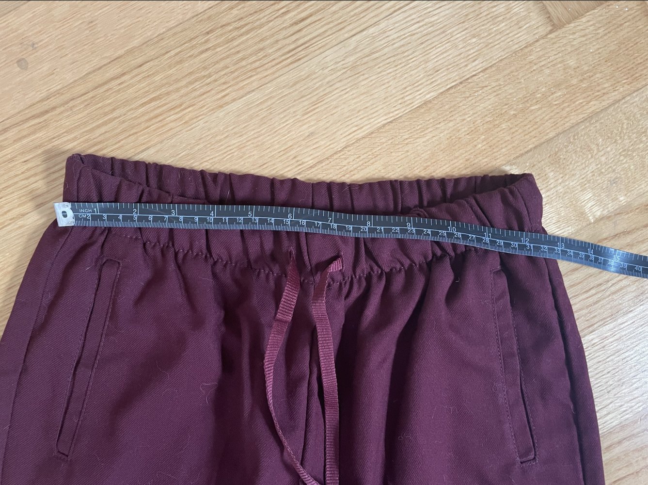 Karottenhose mit elastischem Bund in Weinrot von Bershka, Gr. M