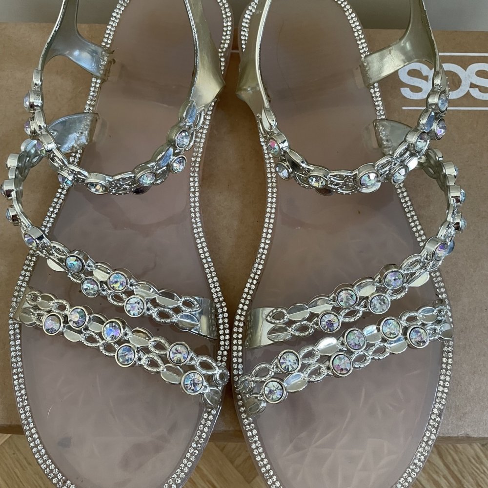 Jellysandalen mit Glitzersteinen von ASOS, Gr. 38