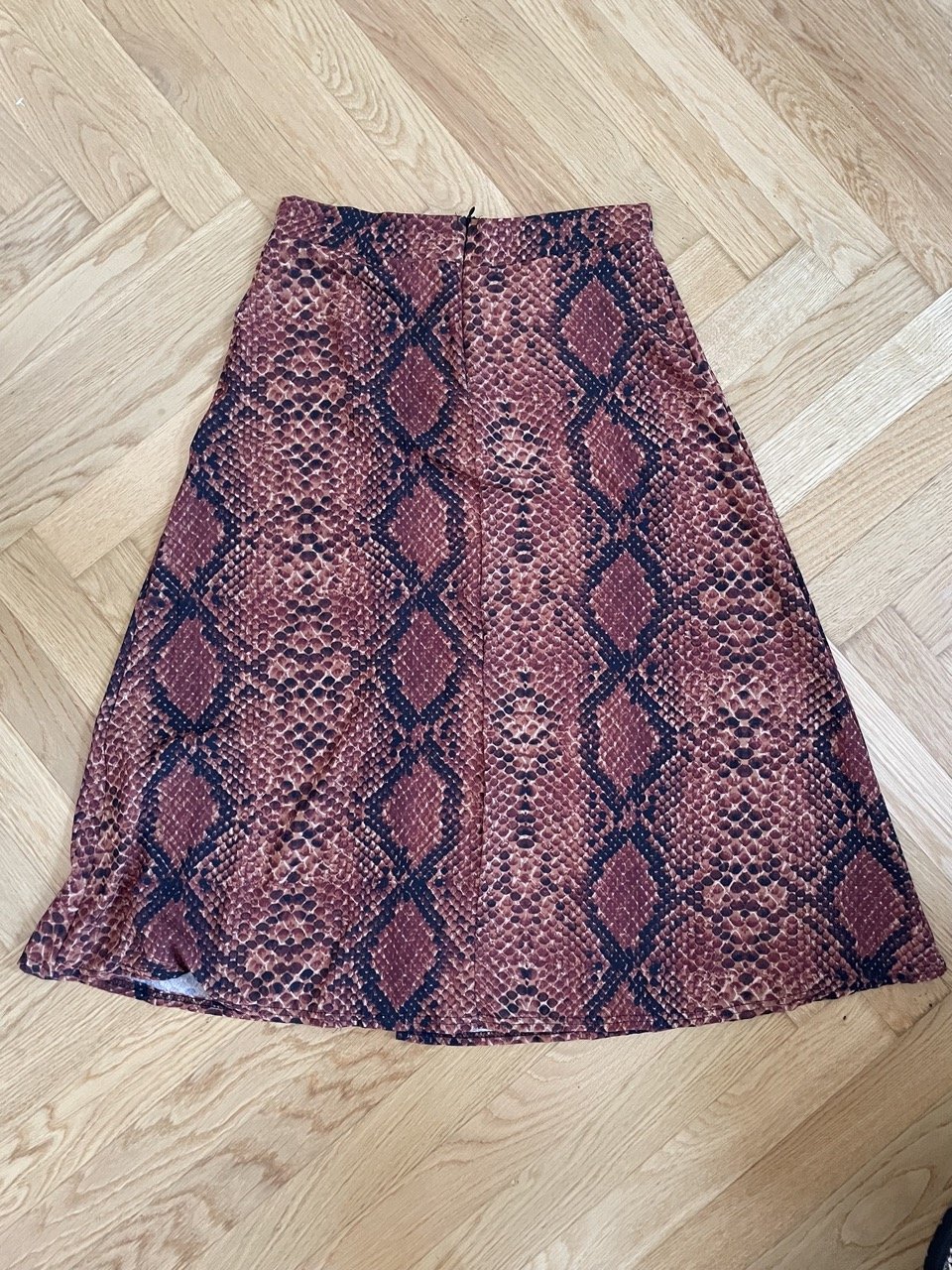 Midirock mit Schlangenmuster von PrettyLittleThing, Gr. 38