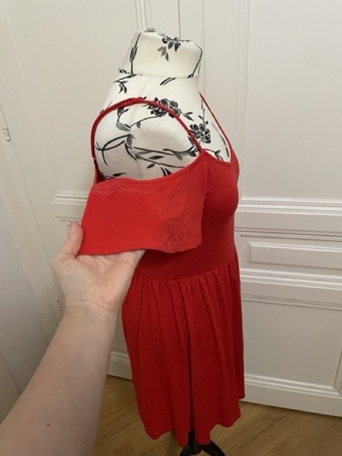 Rotes Kleid mit Cut Outs an den Schultern von ASOS, Gr. 38
