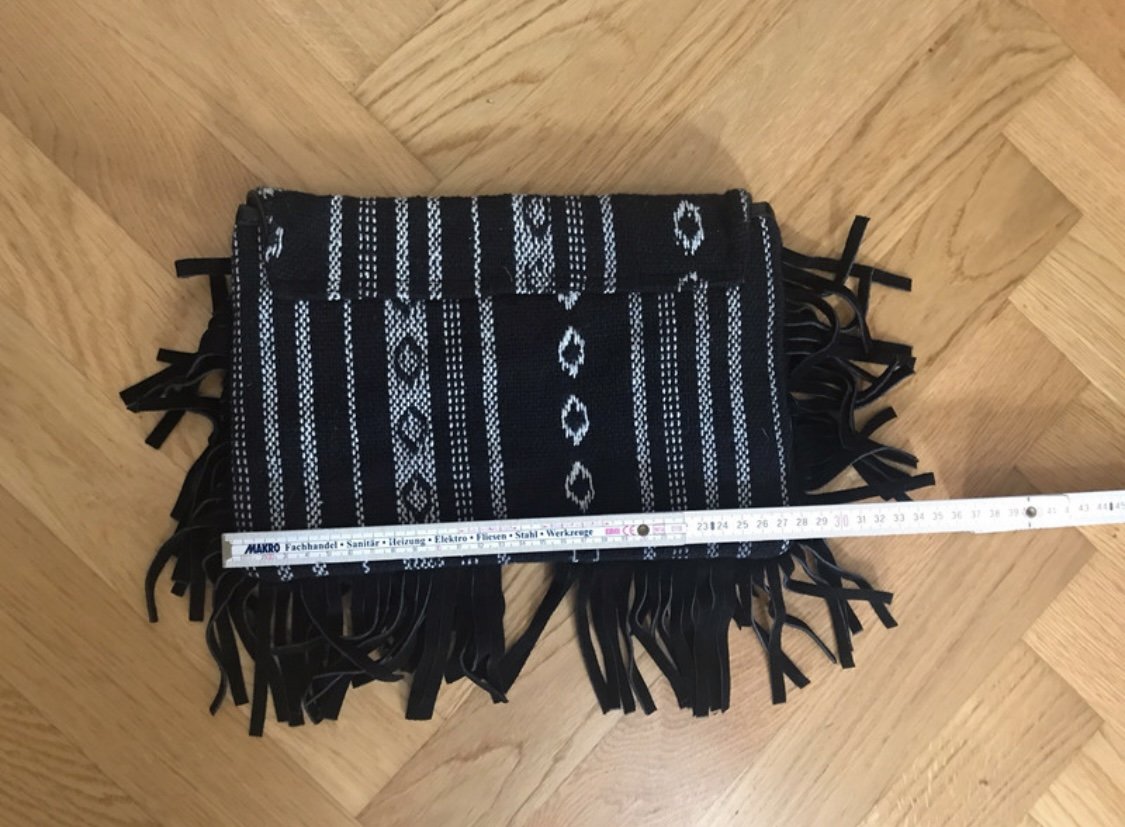 Clutch mit Fransen und Ethno-Muster von ASOS