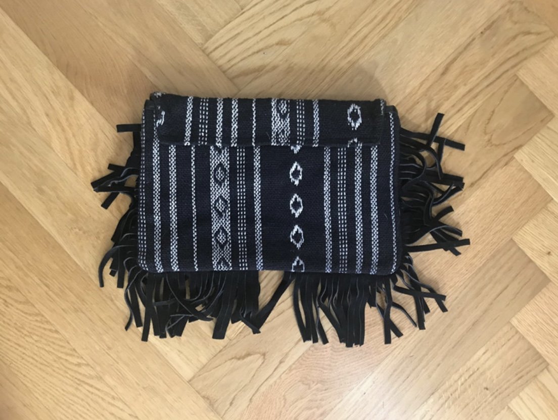 Clutch mit Fransen und Ethno-Muster von ASOS