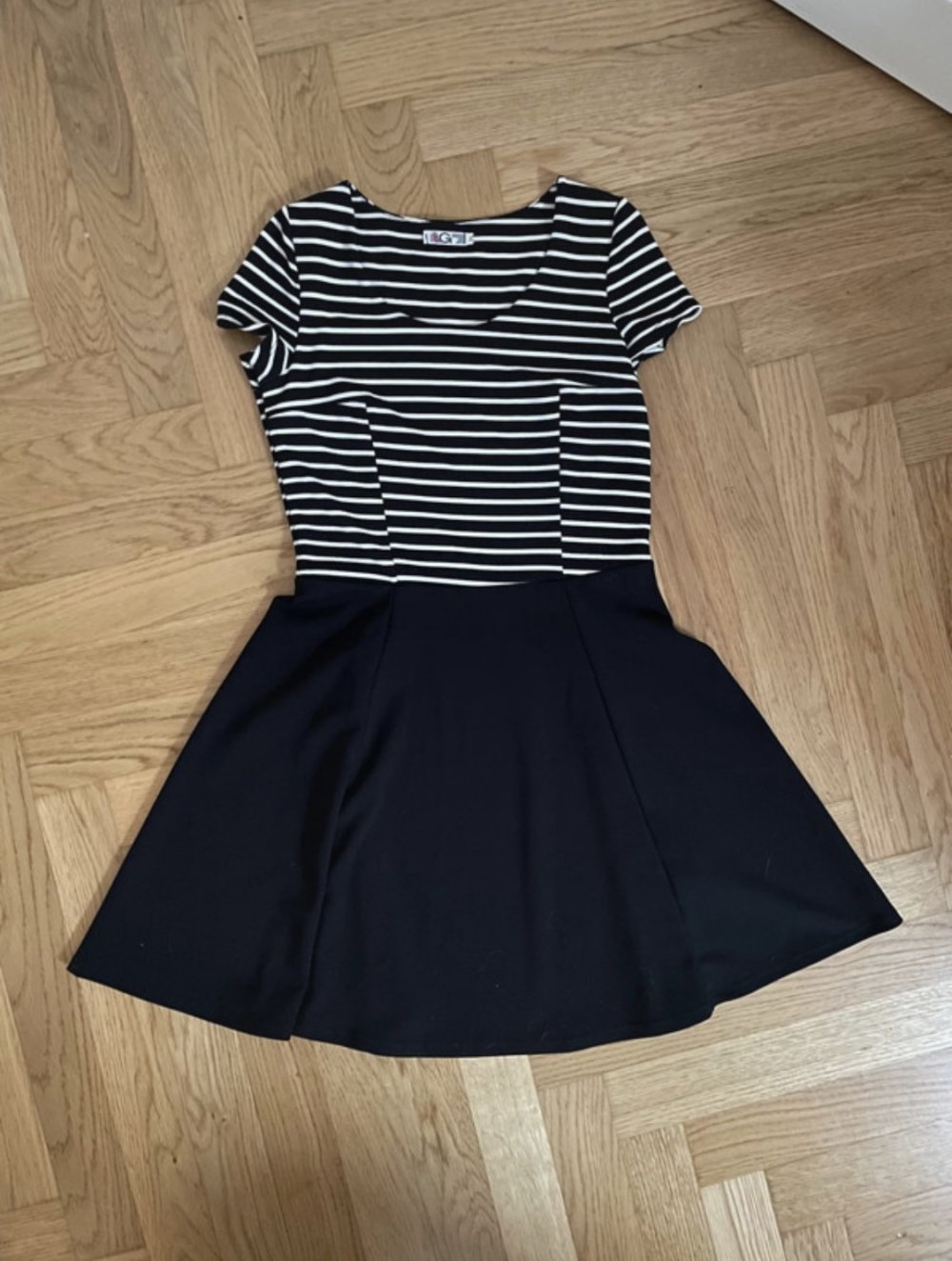 Gestreiftes Skaterkleid von WalG, Gr. M