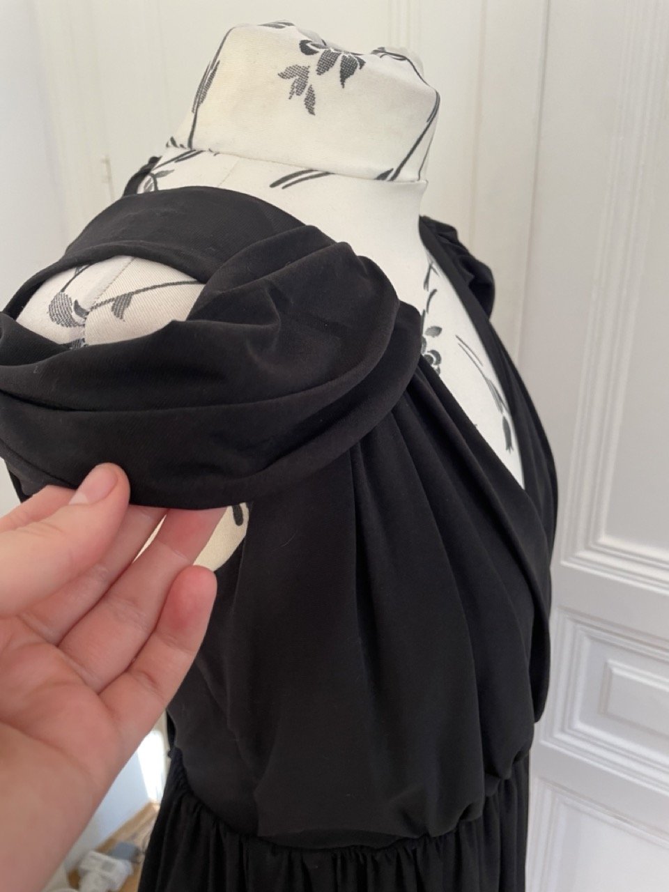 Schwarzes Abendkleid mit Schulterdetail von ASOS, Gr. 38