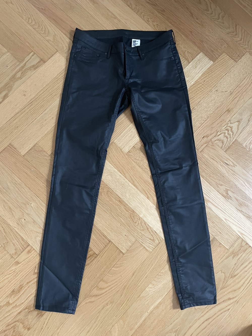Beschichtete Hose im Lederlook von H&M, Gr. 30/32