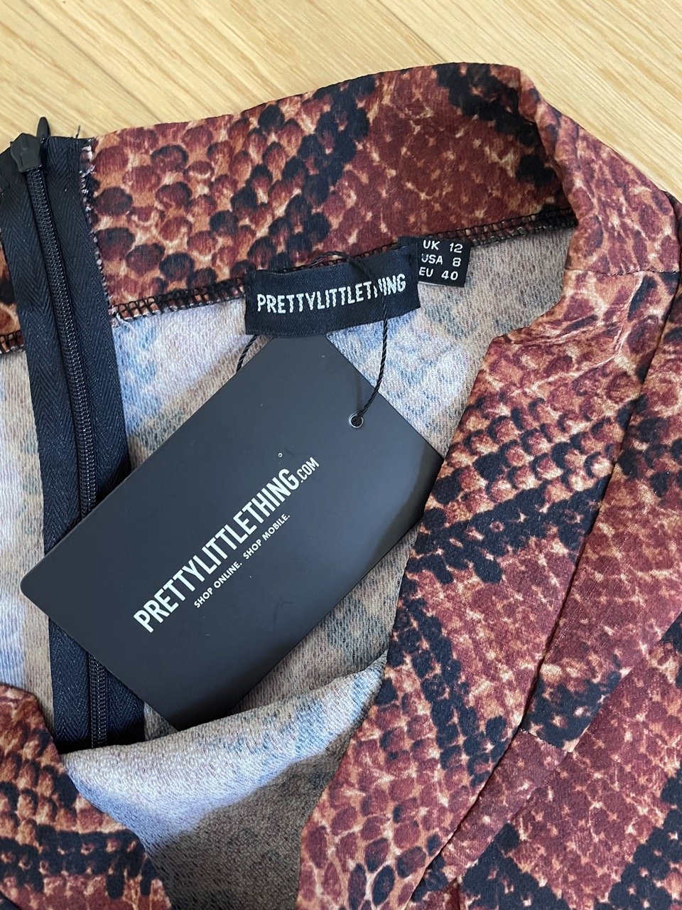 Midirock mit Schlangenmuster von PrettyLittleThing, Gr. 38