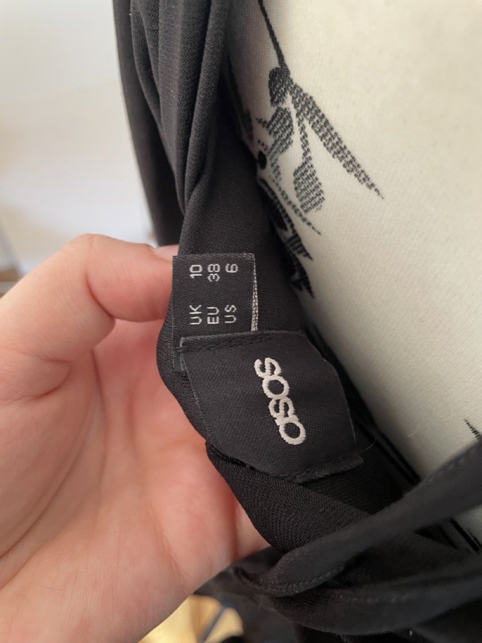 Schwarzes Abendkleid mit Schulterdetail von ASOS, Gr. 38