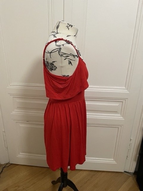 Rotes Kleid mit Cut Outs an den Schultern von ASOS, Gr. 38