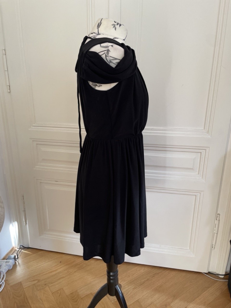 Schwarzes Abendkleid mit Schulterdetail von ASOS, Gr. 38