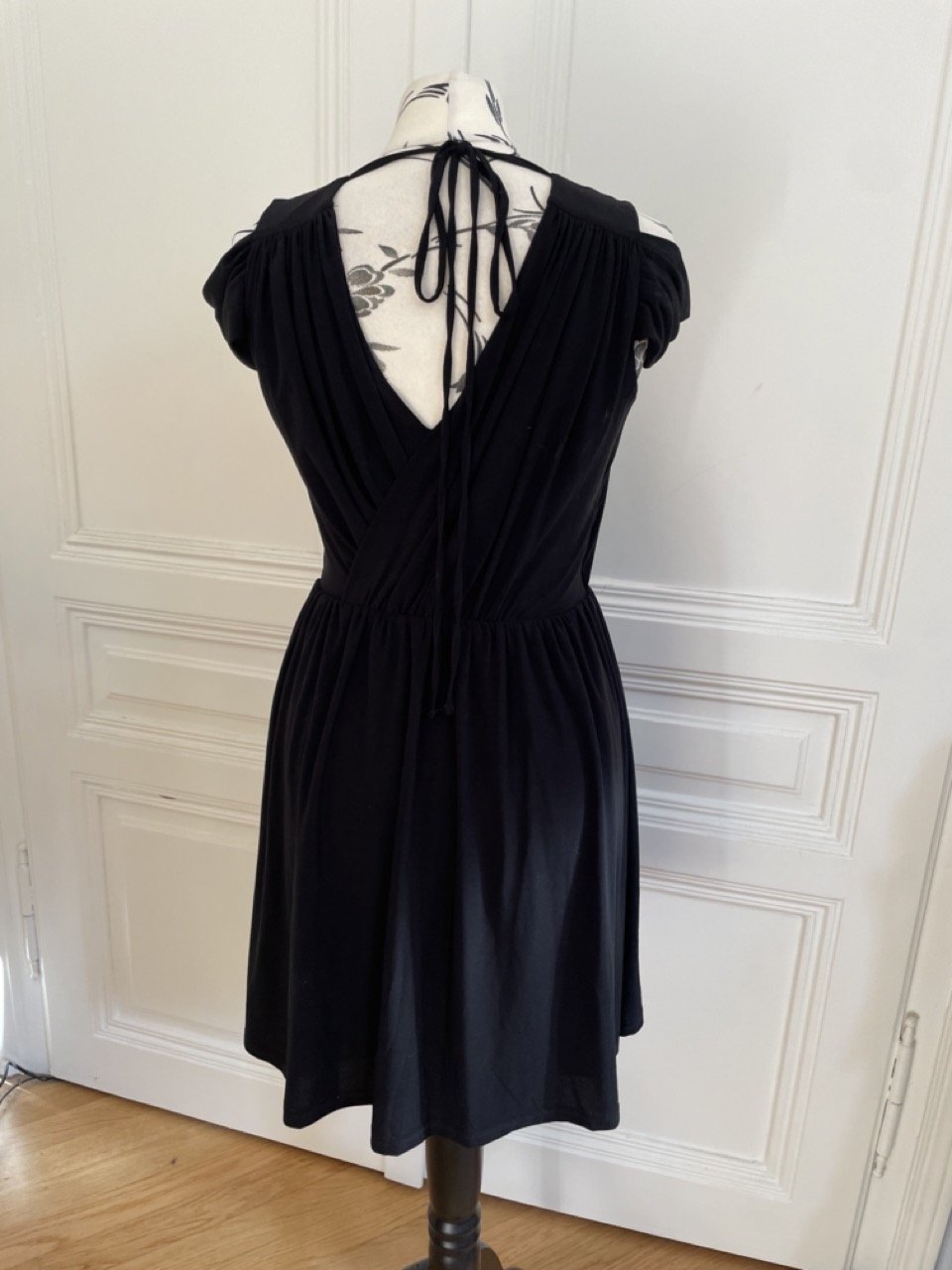 Schwarzes Abendkleid mit Schulterdetail von ASOS, Gr. 38