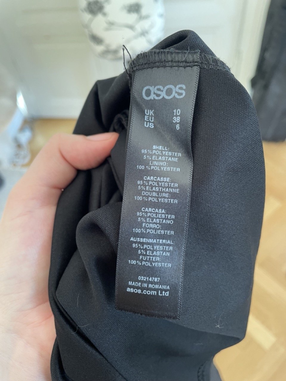 Schwarzes Abendkleid mit Schulterdetail von ASOS, Gr. 38