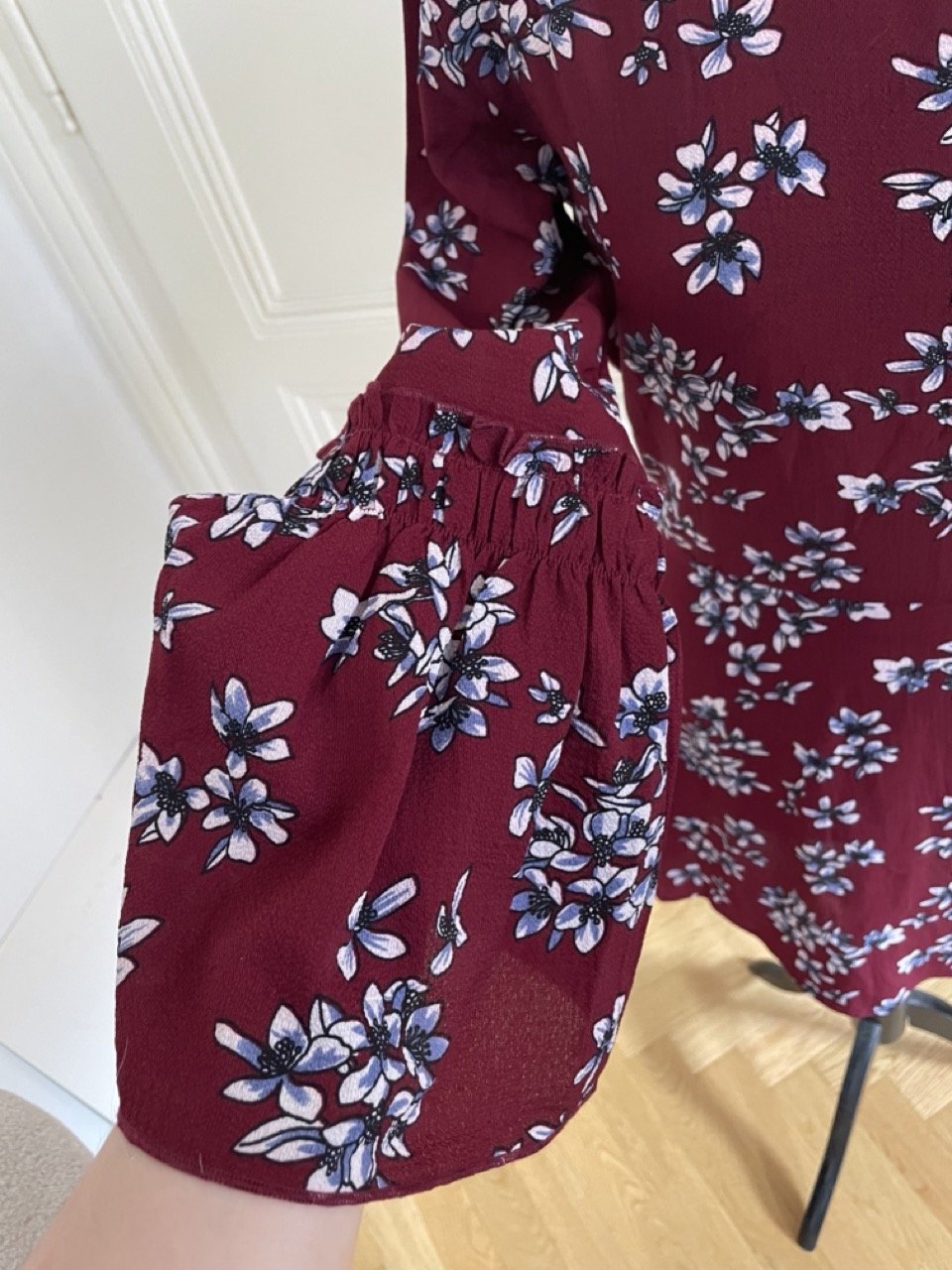 Florales Kleid mit Trompetenärmeln von AX Paris, Gr. 38 (10)