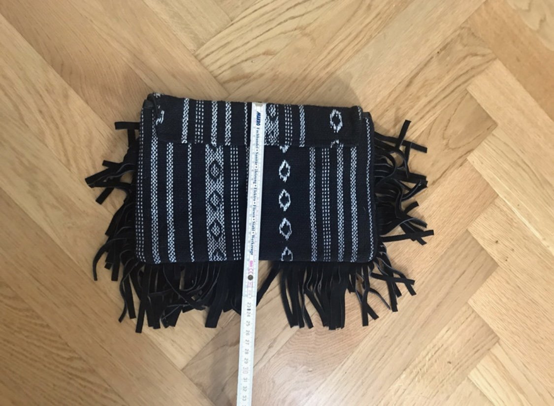 Clutch mit Fransen und Ethno-Muster von ASOS