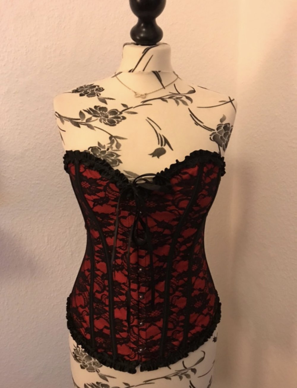 Rot-Schwarze Korsage mit Herzausschnitt, Gr. S