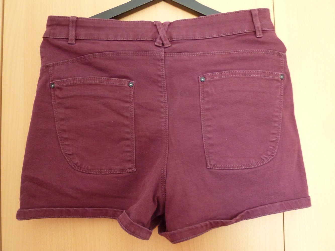 Dunkelrote Hotpants, Größe 42