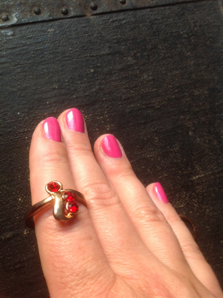 Goldfarbener Ring mit roten Stein