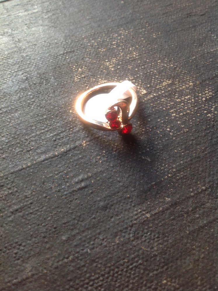 Goldfarbener Ring mit roten Stein