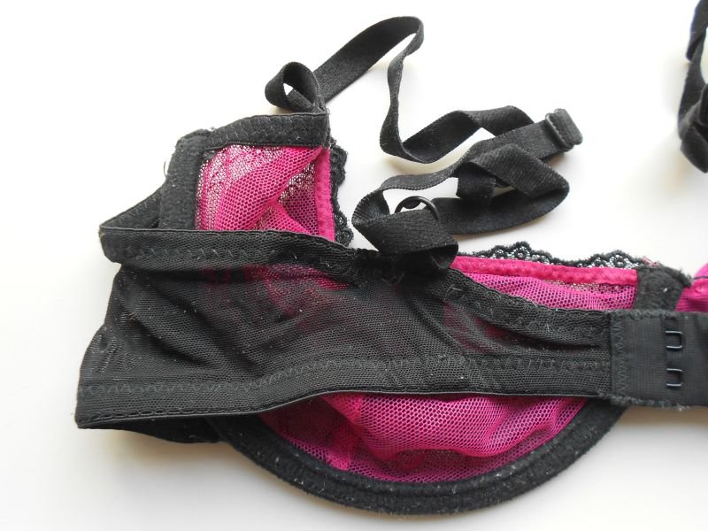 schwarz-pinker Spitzen-BH H&M Gr. 75B