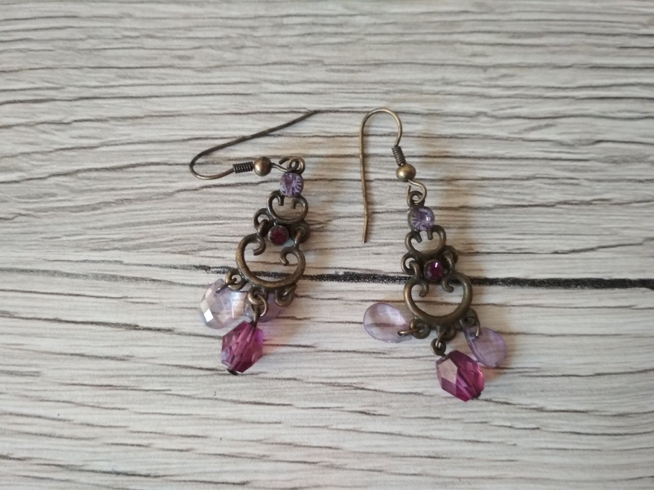 Ohrhänger lila violett mit Perlen bronze - Modeschmuck Ohrringe