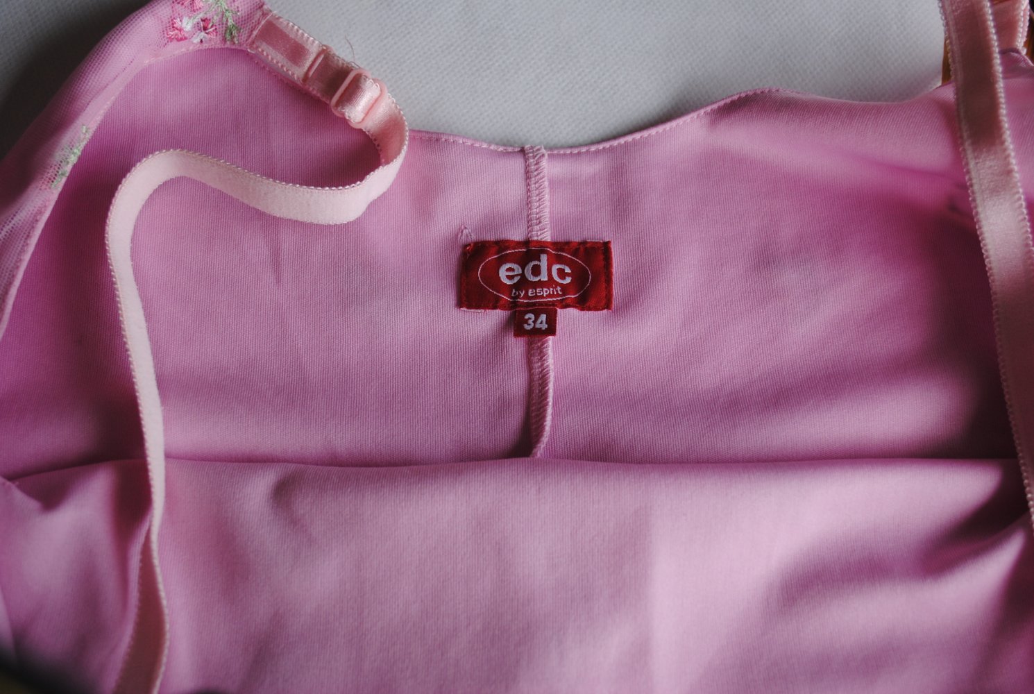 Süßes Sommerkleid rosa bestickt 