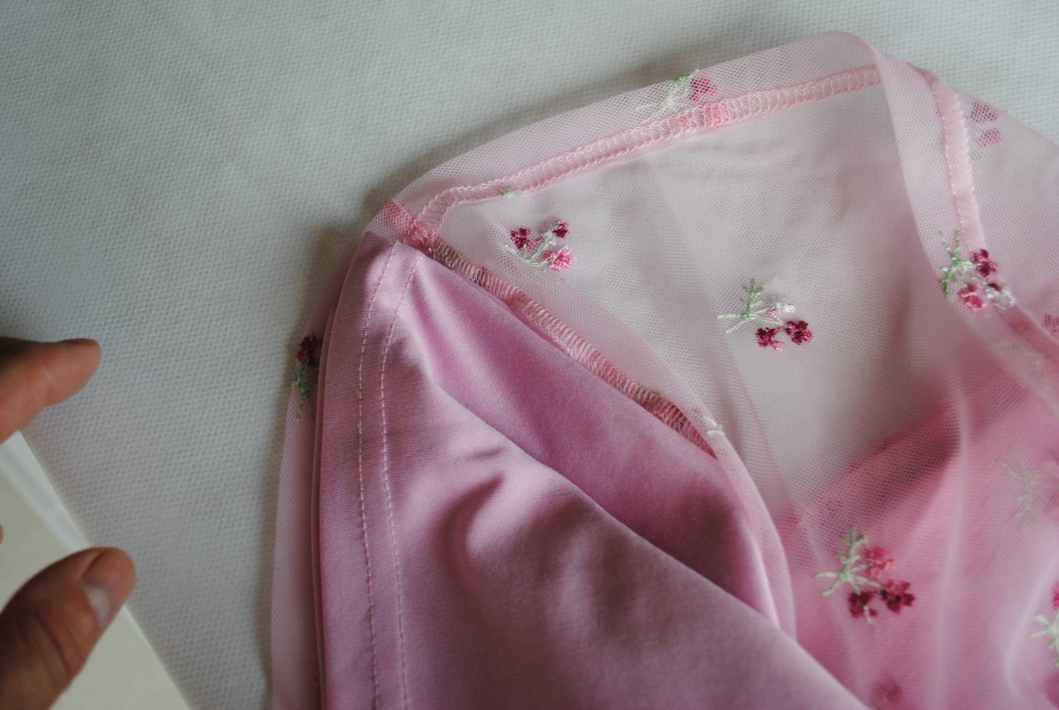 Süßes Sommerkleid rosa bestickt 