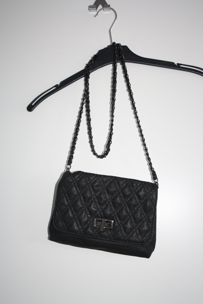 * kleine schwarze Umhängetasche gesteppt mit Gliederkette 