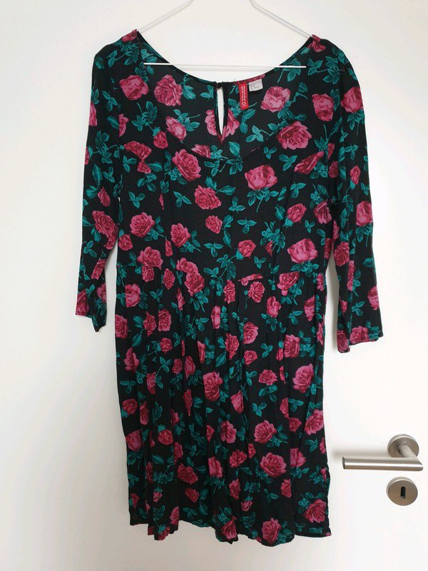 Lockeres Blumenkleid schwarz mit roten Rosen H&M Divided
