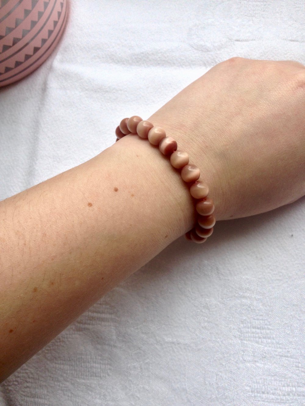 Schönes Armband aus runden Perlen